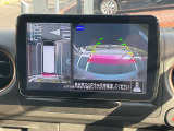 アラウンドビューモニターです。4つのカメラからの映像を合成・処理することで空から見下ろすような視点で周囲を確認でき、駐車時のクルマの位置確認がスムーズになります。