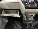車検証入れになどにも使える便利な収納BOXあります。