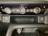 エアコン操作パネルの下に、スマートフォンなどの充電可能なUSB端子と、音源などの外部入力の可能なUSB端子がついています。移動中に充電もできるので便利です。