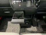 前席側中央にドリンクホルダーあります♪運転中でも手が届きやすい位置にあって使い易いです♪