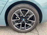 【BMWアロイホイル】軽量かつ強度に拘ったアロイホイル。走行性能ポテンシャルを引き出す設計。車の足元を引き締めてくれる大きなポイントはアロイホイルです。