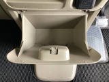 足元部分にはちょっとした小物を入れるのに便利な収納BOXもあります。