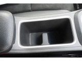 【ドリンクホルダー】センターコールには二つのドリンクフォルダーがございます!運転席と助手席の真横なので、飲みたい時にすぐ取れますよ♪