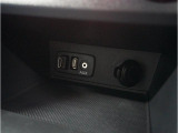 小物の収納に便利なセンタートレイには携帯等のデバイスの充電可能なUSB出力電源付です。