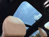 パノラマ・ガラスサンルーフ装備。アンバーレザーの室内を明るくしてくれます。後ろの席からでも空を眺めることができますので退屈しません。