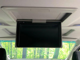 【12.8型フリップダウン】大画面モニターで後席でもエンタメをお楽しみいただけます。家族や友人とお出かけする機会が多い方に大人気です♪