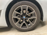 【BMWアロイホイル】軽量かつ強度に拘ったアロイホイル。走行性能ポテンシャルを引き出す設計。車の足元を引き締めてくれる大きなポイントはアロイホイルです。
