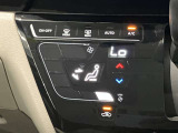 段差のないパネルスイッチのオートエアコン付きです。予め温度設定すれば後はセンサーが感知して設定温度を保ってくれますので快適なドライブが楽しめます。雨の日のガラスの曇りもなく安全な運転ができます。