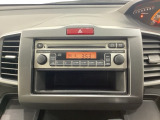 純正CDチューナーです。その下には1DIN分の小物入れがついています。CDケースなどを入れるのに便利です。