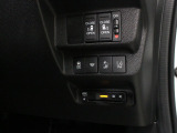 【両側電動スライド】スライドドアは両側電動スライドドアになっております。運転席からの開閉も出来、リモコンキーでも離れたところから開閉出来ますので大変便利な装備です。