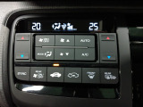 オートエアコンは左右席で独立温度コントロールが可能です。運転席はキンキンに冷やして助手席はマイルドにと言った設定が可能です。暑さ寒さでケンカすることもなくなりますね。