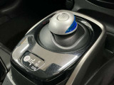 前後の動きだけで簡単に操作できる先進的なデザインの電制シフト。扱いやすく、手に馴染みやすい設計となっています。