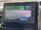 【バックカメラ】駐車時に後方がリアルタイム映像で確認できます。大型商業施設や立体駐車場での駐車時や、夜間のバック時に大活躍!運転スキルに関わらず、今や必須となった装備のひとつです!