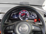 【ステアリングスイッチ】ステアリングスイッチは運転姿勢や視線を崩さずに操作が可能です。左側にはオーディオ類があります。
