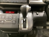CVT車のセレクトレバーです。低速から高速まで、変速ショックのないスムーズな走りを実現するとともに、エンジン効率のよい領域を維持することで燃費にも貢献します。