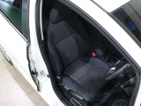 程よい硬さとホールド性が高いシートで長時間運転も快適です。