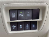 【踏み間違い衝突防止アシスト】 駐車操作中ブレーキが遅れ障害物と衝突する危険を察知したり、ブレーキとアクセルを間違え踏み込んだ時、クルマがエンジン出力やブレーキを制御し衝突防止を支援します。
