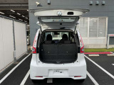 バックドアは大きく開きます。定員乗車時でも十分広いラゲッジスペースを確保しています