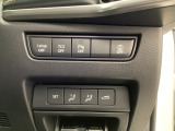 各種機能の切替スイッチは運転席パネル下に集約されています。任意で切り替え可能なため状況に合わせてお使いください。