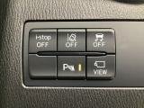 運転席脇のクラスタースイッチ部分にはカメラ切り替えスイッチ、パーキングセンサー、その他走行系スイッチを集中配置しております。