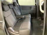 2列目シートは背もたれの角度調節ができるベンチシートになっております。長距離運転になってもゆったりとできるようにアームレストがついてます。