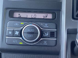 【オートエアコン】一度お好みの温度に設定すれば、車内の温度を検知し風量や温度を自動で調整。暑い&hellip;寒い&hellip;と何度もスイッチ操作をする必要はありません。快適な車内空間には必須の機能ですね♪
