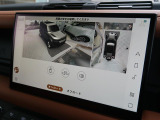 サラウンドカメラ(360&deg;カメラ)『車載のカメラを駆使し、車を真上から見下ろしている映像に変換、センターディスプレイに表示させ、安全な駐車をサポート。縦列駐車や狭い場所への駐車に大きく役立ちます。』