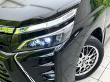 【LEDヘッドライト】悪天候や夜間走行時も良好な視界を確保し安心して運転できる高輝度LEDヘッドライトを装備!点灯速度が早く、消費電力も抑えられています。