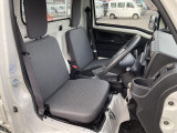 運転席シート廻りは使用感も少なく、良好な状態となっています。前オーナー様が丁寧に使っていたことがよくわかりますね。
