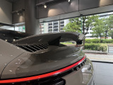 弊社2階のショールームにて約14台の車両を展示しております。色とりどりのポルシェと共にご来場お待ちしております。
