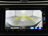 【リアワイドカメラ】3種類の表示で、後方確認をサポートします。『ノーマル画像』『広角180度画像』『真上からの見下ろし画像』をワンタッチで選べます。