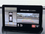 ■苦手な人が多い駐車場での車庫入れや狭い道でも大丈夫です/クルマの前後左右にカメラを設置してモニターで表示してくれるため、運転席から見えにくい場所を映し出してドライブをサポートします!