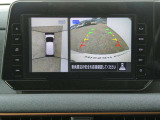 全周囲カメラで、クルマを上空から見下ろしているかのような映像を映し出します。周囲の状況がひと目でわかります!