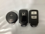 スマートキーを装備しています。鍵を差し込むことなくドアロックの開け閉めと、スタートボタン操作でのエンジンスタートができます。加えて、純正リモコンエンジンスターター用の操作キーもついています。