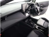 シックな色使いの運転席周りですね。すっきりとしたデザインで上品な色使いです。居心地の良い運転席長く座ってられるリラックスできるデザインがいいですね。