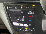 【オートエアコン】一度お好みの温度に設定すれば、車内の温度を検知し風量や温度を自動で調整。暑い&hellip;寒い&hellip;と何度もスイッチ操作をする必要はありません。快適な車内空間には必須の機能ですね♪