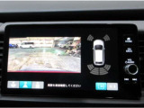 バックカメラの画像です。ガイドラインがスムースな車庫入れをサポートいたします。車庫入れの安心感がアップしますね。