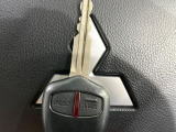 【キーレス】少し離れた場所からでもボタン一つでドアの開錠・施錠ができるのでとっても便利!ドアの鍵穴周りに傷をつけることもありません♪