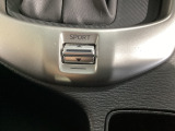 車両の走行モードを切り替えることができるシステムです。スポーツモードを選択するとアクセルペダルの応答性が高まります。高速道路での合流や追い越し時などに便利です。