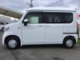 スライドドアなら狭い駐車場でもドアをぶつける心配がありません。ステップが低く乗り降りもしやすいです。リアはプライバシーガラス付です。見た目もかっこいいですよね。