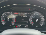 低走行車両入庫!レイアウトはステアリングスイッチで切り替えでき運転に集中しながら必要な情報を瞬時に得ることが可能です。