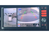 アラウンドビューモニターです。4つのカメラからの映像を合成・処理することで空から見下ろすような視点で周囲を確認でき、駐車時のクルマの位置確認がスムーズになります。
