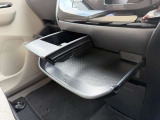 運転席と助手席の間にも小物が入る収納があります!