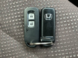 ☆スマートキー☆ドアの開錠・施錠はもちろんですが、エンジンをかけるときも鍵を取り出さなくて大丈夫ですよ♪両手に荷物をお持ちの時でも、大変便利で使い易い装備です☆