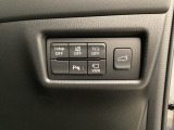 各種機能の切替スイッチは運転席パネル下に集約されています。任意で切り替え可能なため状況に合わせてお使いください。