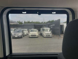眩しい日差しをさえぎる収納式のロールサンシェード!