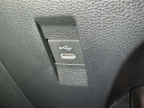 充電用USB端子付き。スマートフォンなどの充電に便利です。