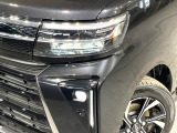 【LEDヘッドライト】悪天候や夜間走行時も良好な視界を確保し安心して運転できる高輝度LEDヘッドライトを装備!点灯速度が早く、消費電力も抑えられています。
