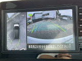 上空から見下ろしているかのような映像をディスプレイに映し出し、スムースな駐車をサポートします。画面は「トップビュー」のほか「サイドブラインドビュー」への切り換えが可能。ますます安心です