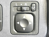 【電動格納ミラー】サイドミラーは電動格納式となっており、狭い駐車場でもキズがつくリスクを抑えられます。
